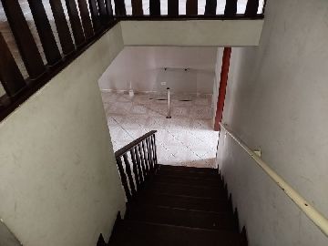 escada acesso pavimento superior